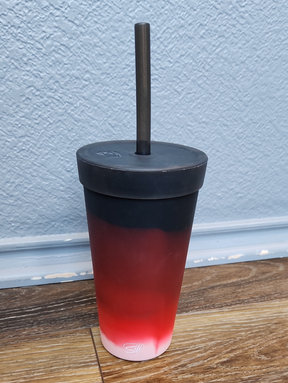 NWOT Silipint 22 oz Straw Tumbler Volcano Light Pink Red Black Ombre